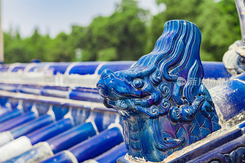 中国北京天坛的蓝色瓷砖和砖墙，墙上有吉祥的动物