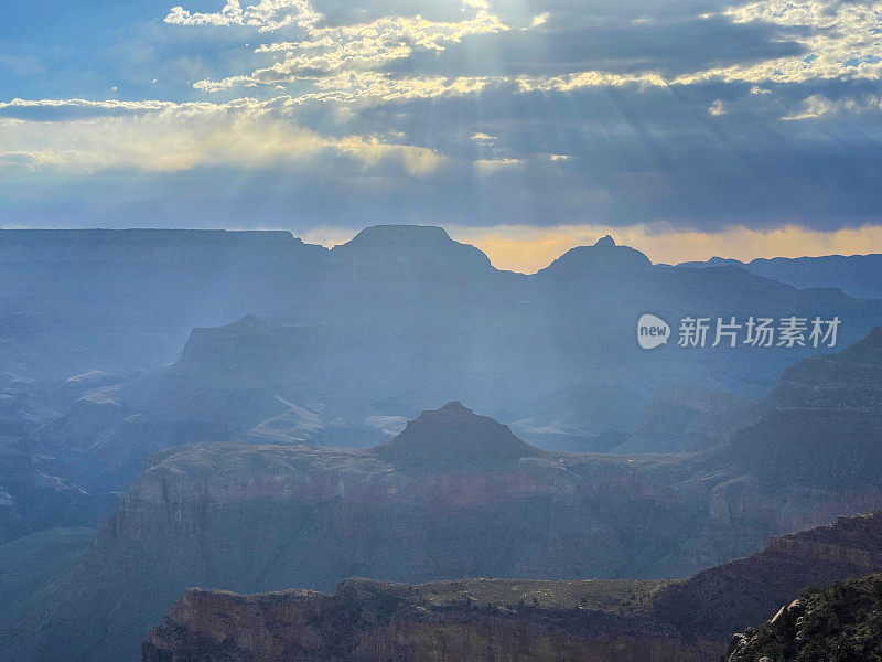 日出时的大峡谷，南凯巴布步道。美国亚利桑那州