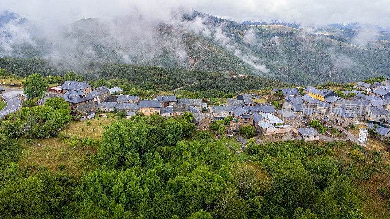 无人机拍摄的西班牙山村