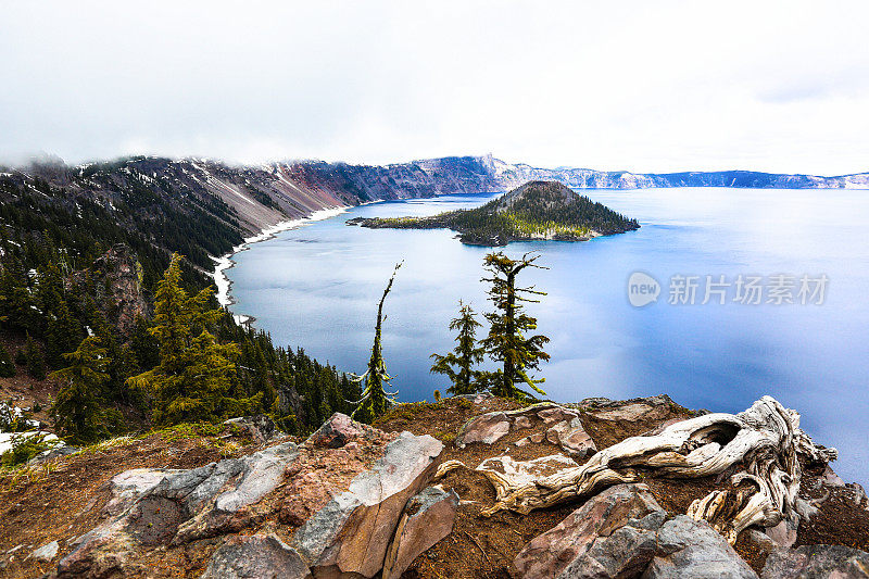 火山口湖在雾中