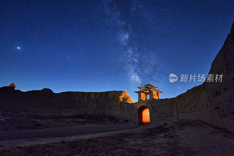 中国甘肃永泰古城与午夜银河