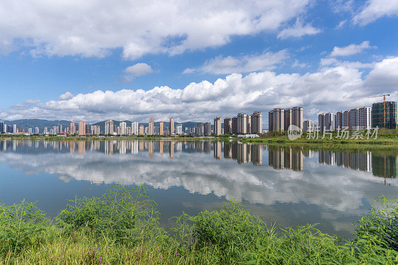 生态公园的草地和湖泊反映了中国福建省莆田市的城市形象