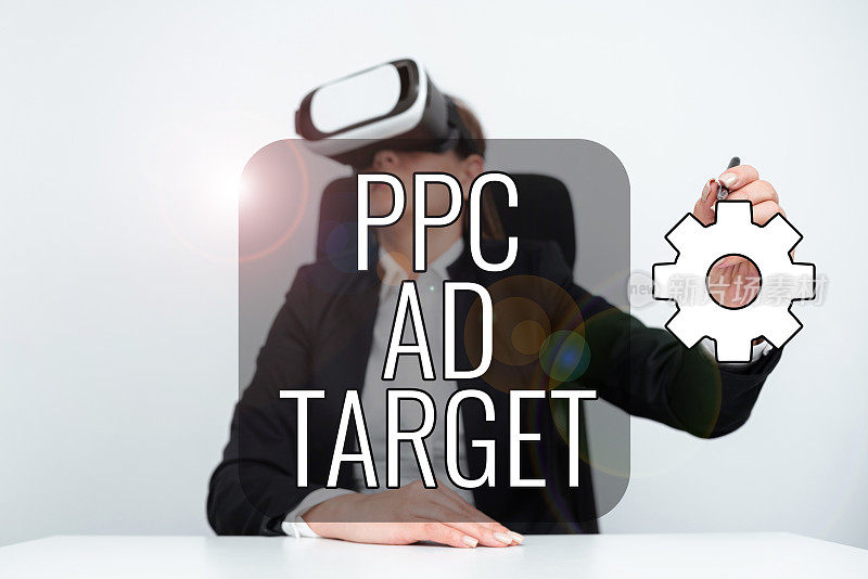 文字显示灵感Ppc广告目标。商业概念支付每点击广告营销策略在线活动女商人戴着虚拟现实模拟器和持有笔在书桌。