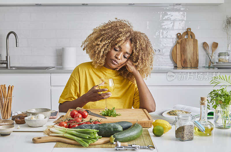 一个体贴的女人在厨房准备食物