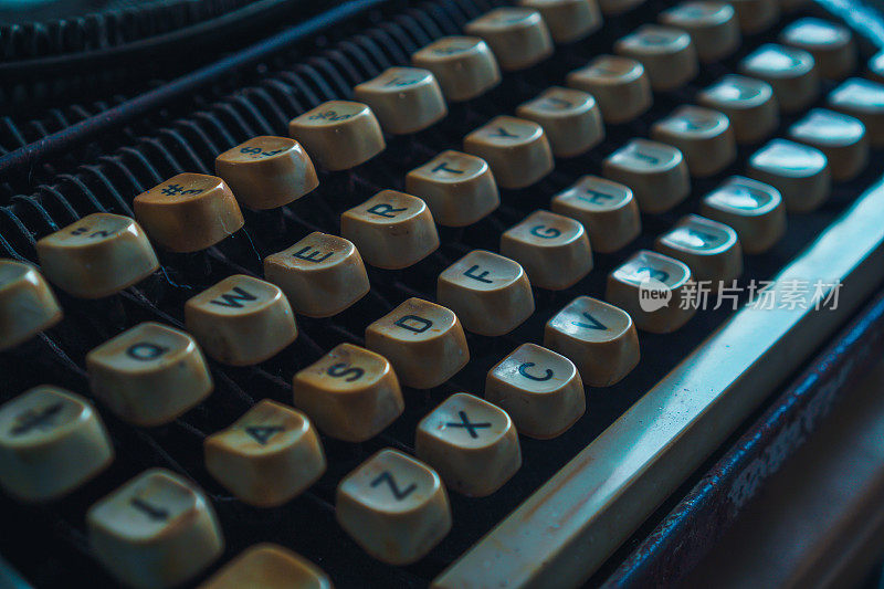 旧灰色老式打字机键盘库存照片