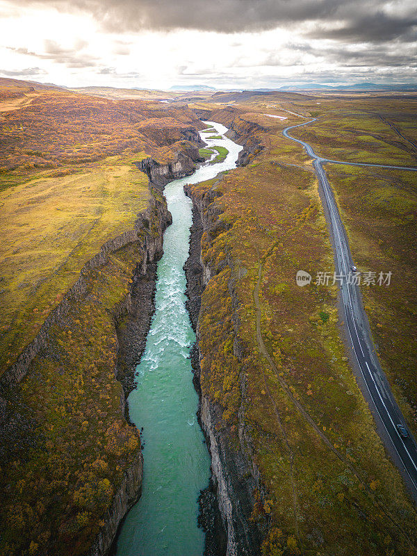 令人惊叹的冰岛Hvita河在峡谷中沿着公路流动，航拍垂直照片