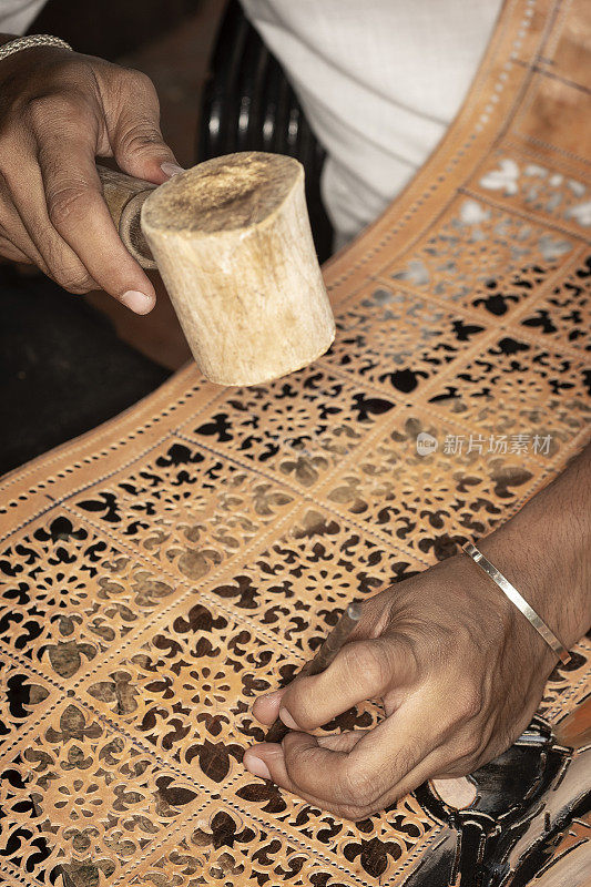 工艺艺术家在印度尼西亚制作传统的水牛皮革雕刻艺术