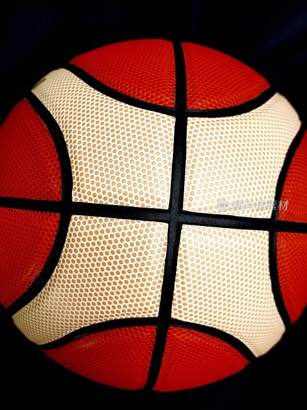 封闭篮球-黑色背景。