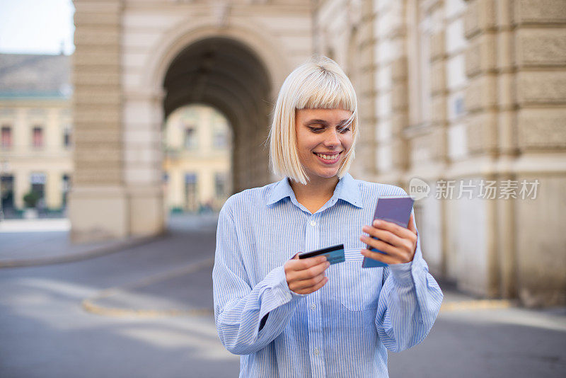 一位女士用她的信用卡在网上购物