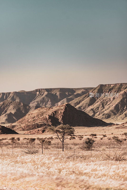在非洲纳米比亚的自助狩猎之旅中驾车穿越美丽的风景