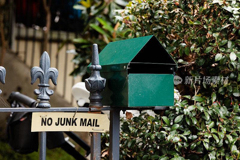 绿色金属邮箱，没有垃圾邮件标志