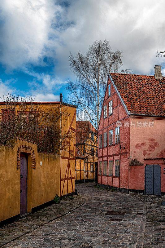 垂直拍摄的狭窄街道，在丹麦赫尔辛戈尔老城的老房子之间
