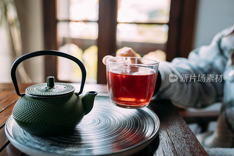 在寒冷的冬天喝花草茶的女人