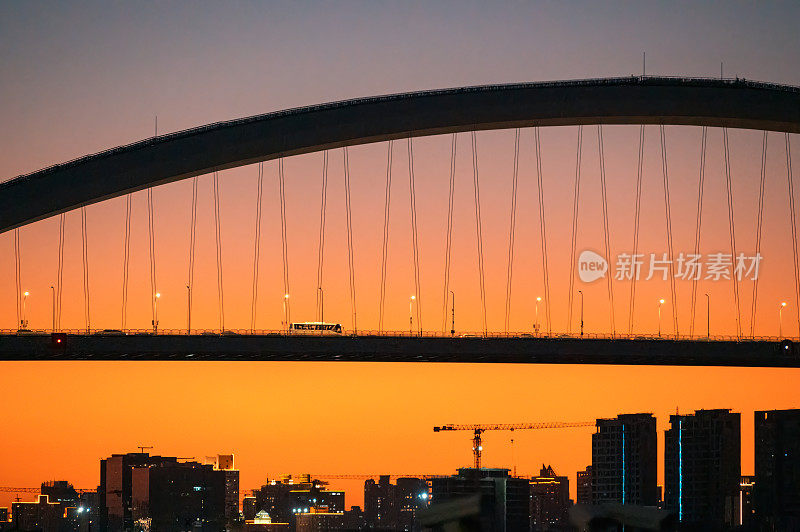 黄昏时分上海卢浦大桥的局部特写