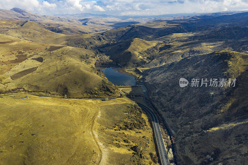 山区道路的无人机图像