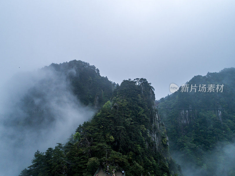 云雾笼罩着群山