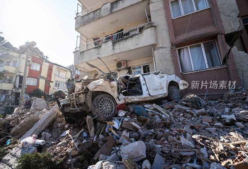 地震后倒塌的建筑物残骸