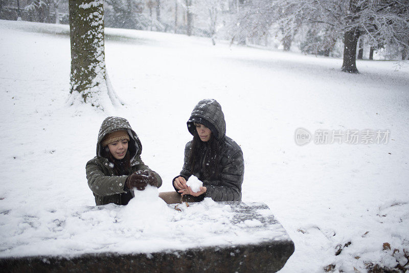 母女俩在玩雪