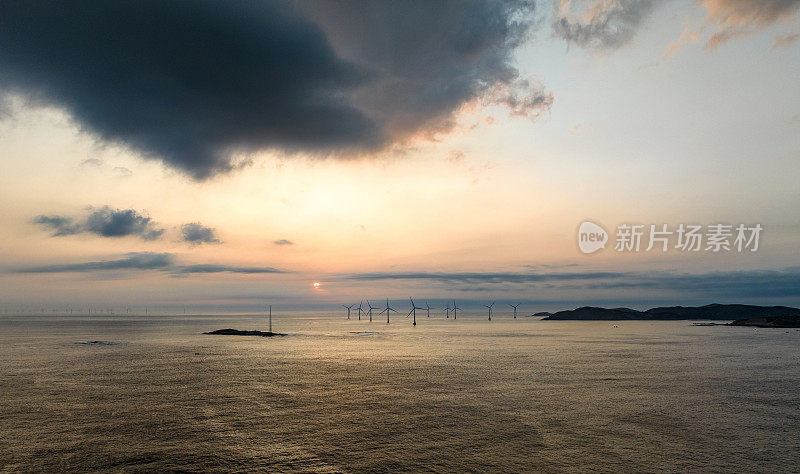 日出时的海上风电场