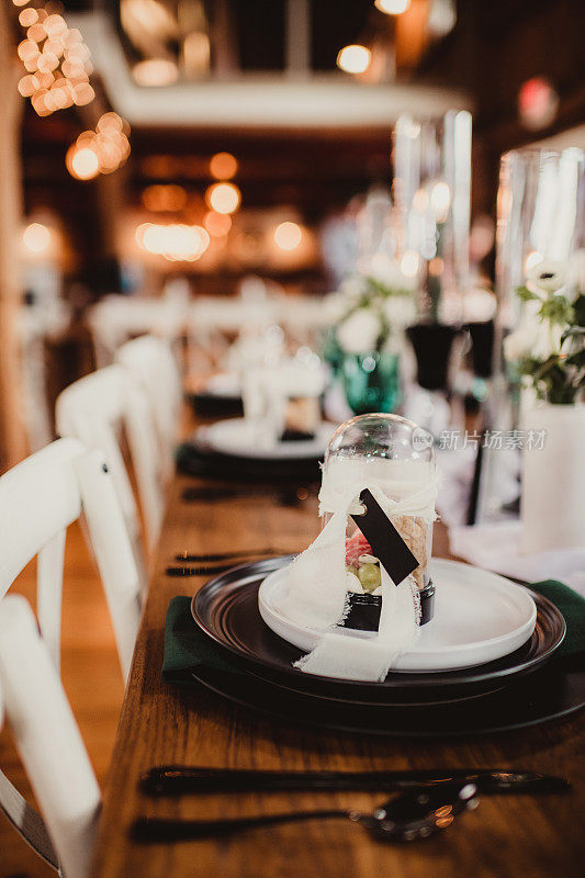婚宴桌的侧面，有盘子和蜡烛