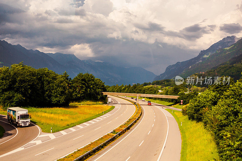 山路。Lauterbrunnen。瑞士的风景。伯尔尼州。穆伦村