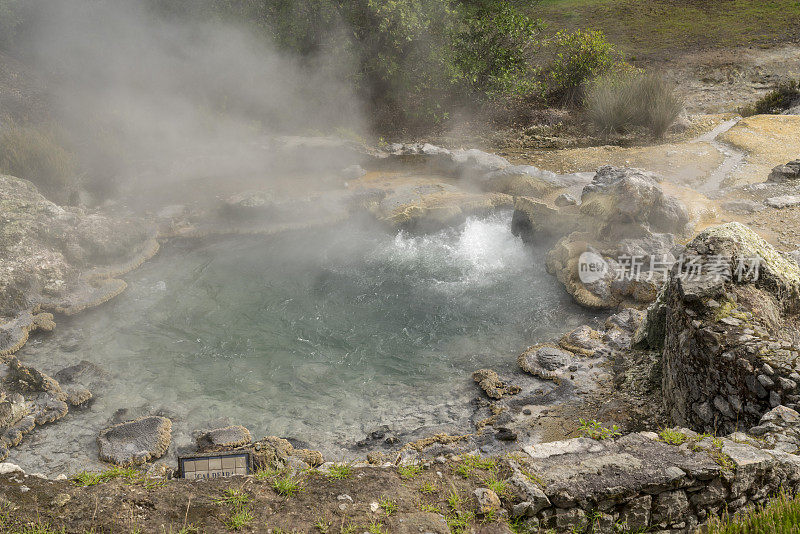 亚速尔群岛圣米格尔富纳斯湖的火山温泉