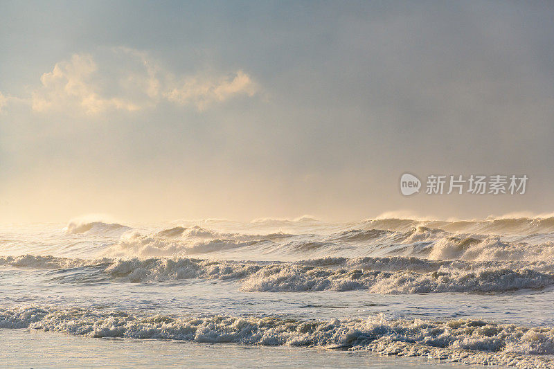 瓦登海区特塞尔岛海滩上的海浪