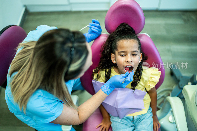 小女孩正在接受牙医的牙齿检查