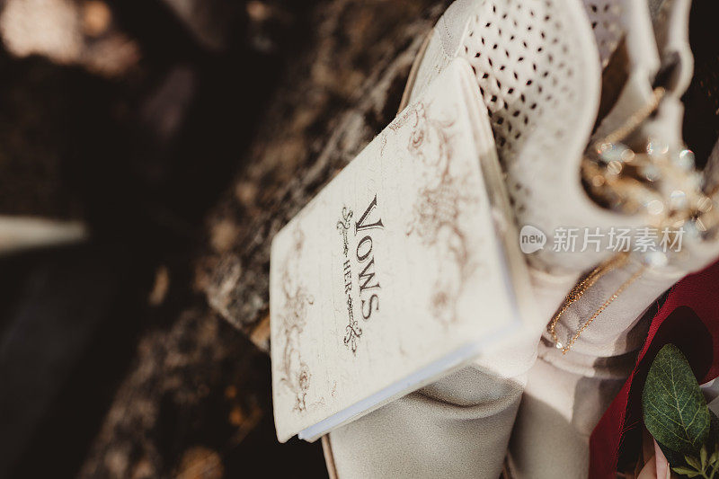 新娘穿着牛仔靴的结婚誓言书