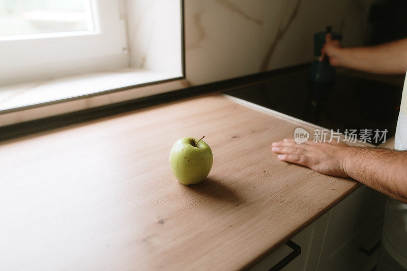 厨房里的青苹果