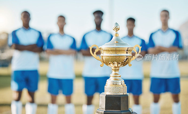 足球队、奖杯和赢得挑战、团队合作或户外活动的体育比赛。在足球比赛或联赛中获得金奖、冠军或团体奖