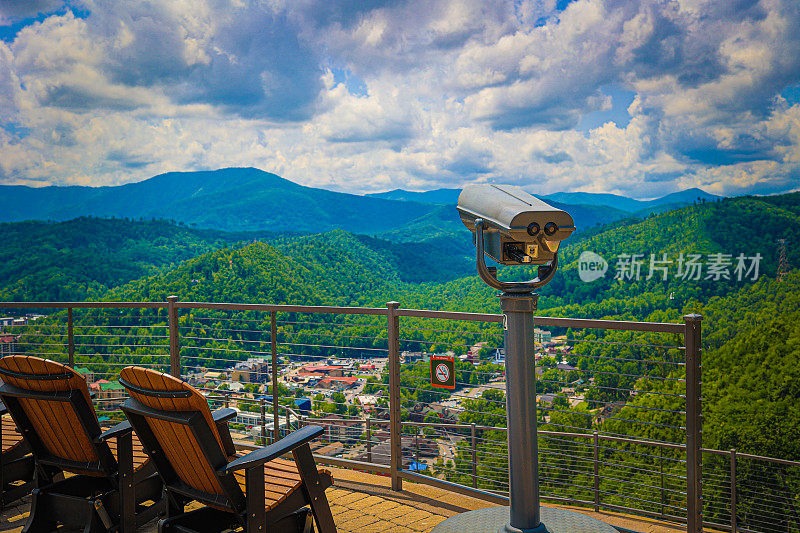 投币式观测望远镜，可以看到田纳西州加特林堡市中心的斯莫基山脉