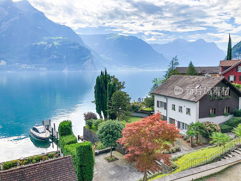 在瑞士鲍恩的海岸，可以看到厄纳湖上的老房子和摩托艇
