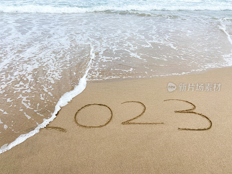 2023年结束。2023年在沙滩上，在海滩上有海浪