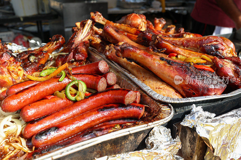 香肠链是街头食品市场上的熏火鸡腿