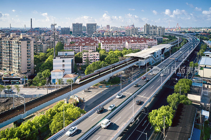 现代城市中的轻轨车站和城市高架道路