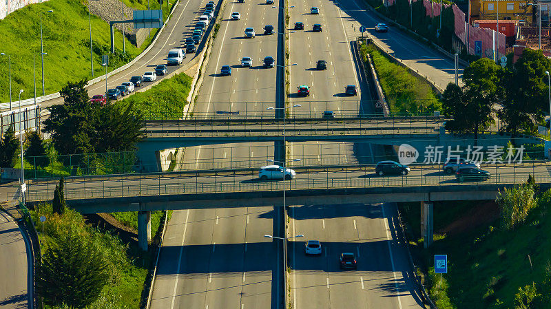 在葡萄牙里斯本，高速公路上空的航拍图像以及与其他目的地的不同连接