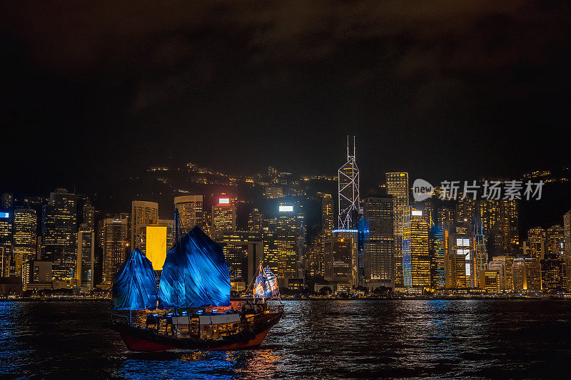 香港城市夜景与传统舢板