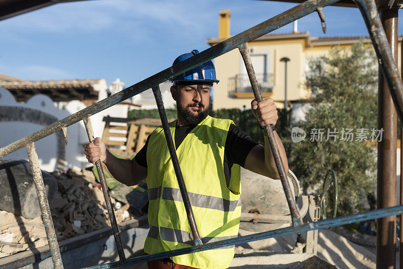 40岁的建筑工人正在装修房子，准备脚手架