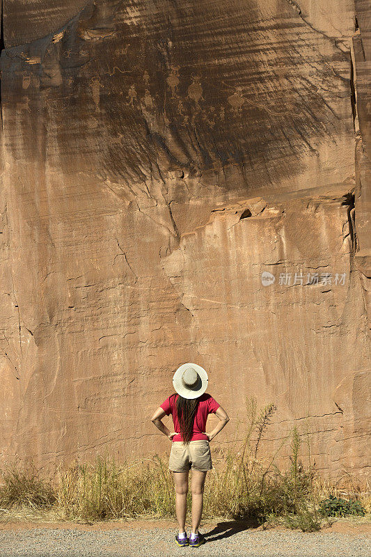 妇女检查犹他州摩押弗里蒙特的岩画