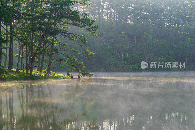 索旺湖雾蒙蒙的早晨