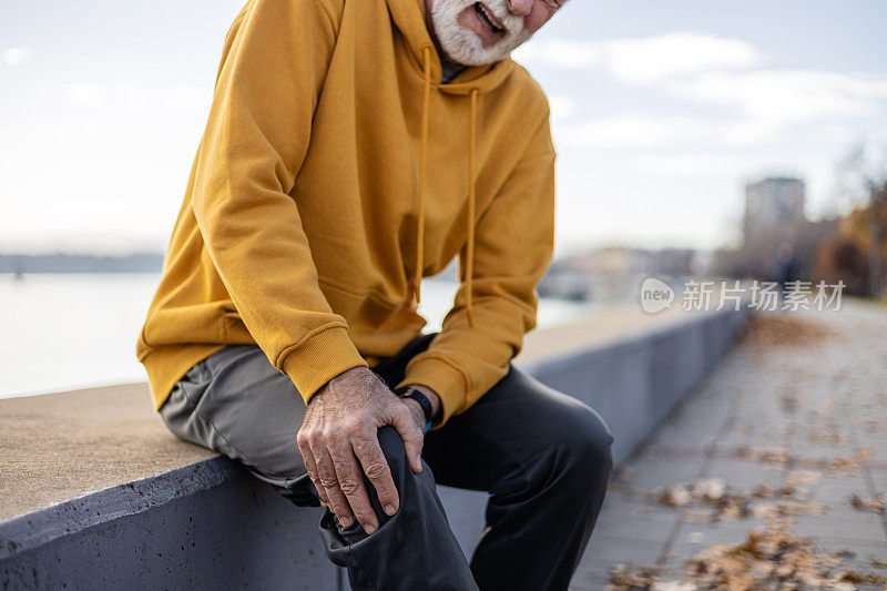 (特写)活跃的老人在户外运动时膝盖疼痛