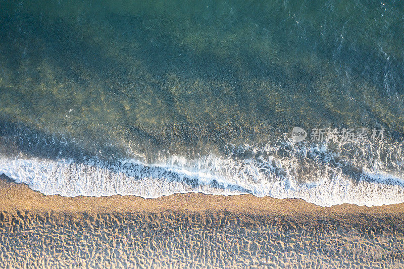 无人机拍摄的海浪沙滩