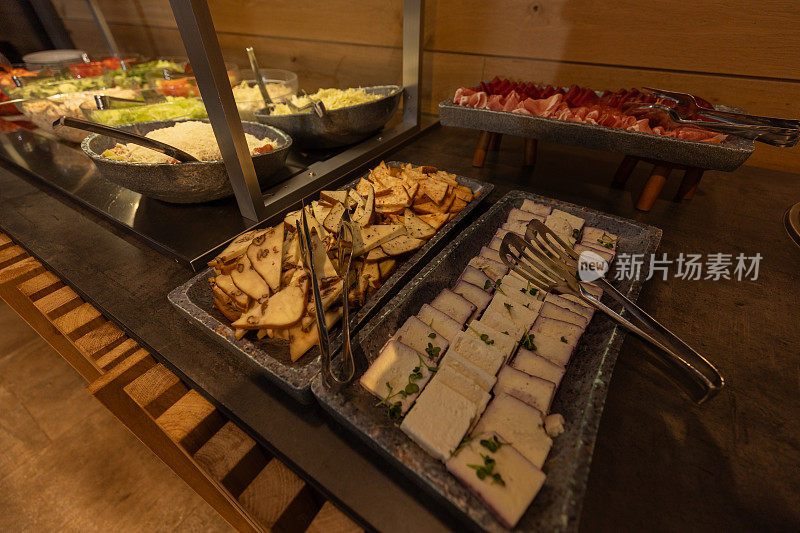 豪华酒店的自助餐种类繁多
