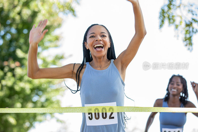 一群不同的成年人共同参加了一场5公里慈善赛跑，为一项美好的事业造福。
