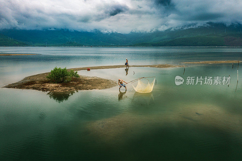渔民在立安泻湖
