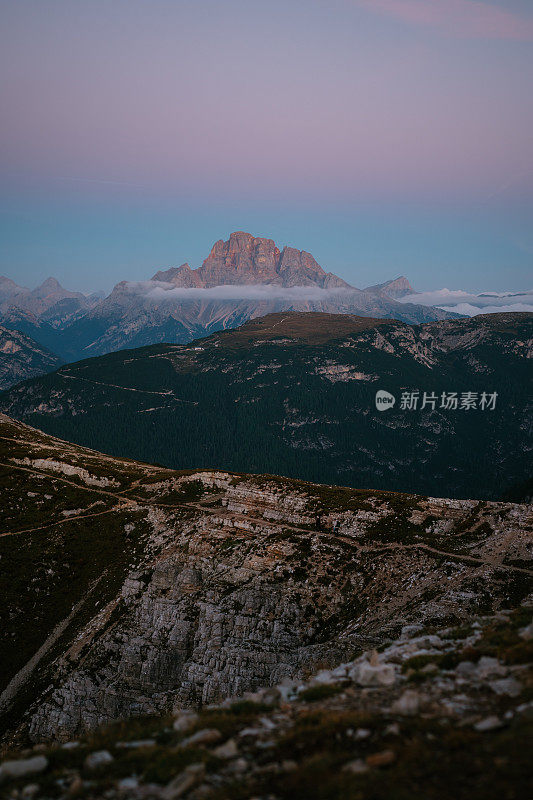 远处高高的山峰在云之上的宁静风景。特伦蒂诺山谷绝佳的旅游景点