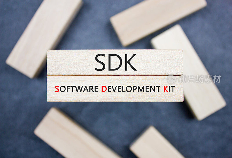 SDK。软件开发工具包文本，首字母缩略词在木块上。SDK的概念。