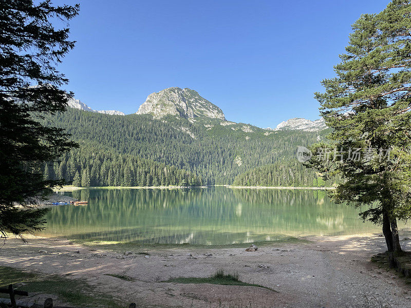 黑山杜米托山上的黑湖