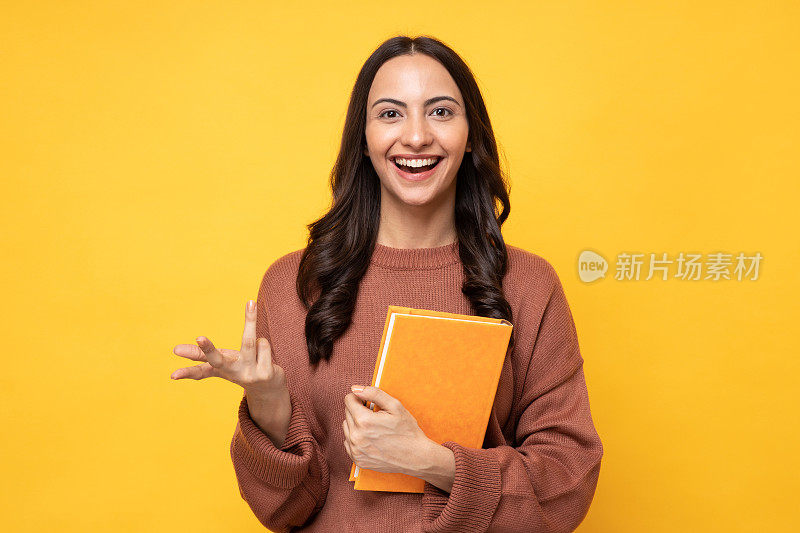 女大学生的肖像在黄色背景股票照片